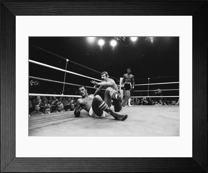 Framed Print : John Conteh vs Matthew Saad Muhammad II. For WBC and The Ring light-heavyweight titles