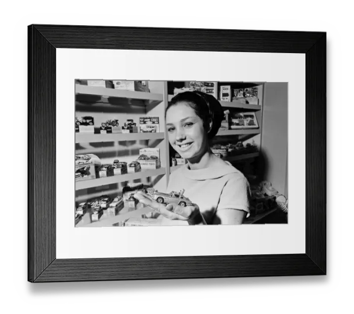 Framed Print : Miss Jennifer Kitt, 20, Mettoys beauty queen who works in the assembly plant models Framed Print : Miss Jennifer Kitt, 20, Mettoys beauty queen who works in the assembly plant models