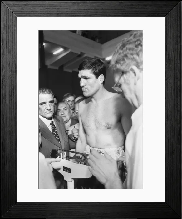 Framed Print : John Conteh vs Mate Parlov. WBC light-heavyweight title bout at Red Star Stadium