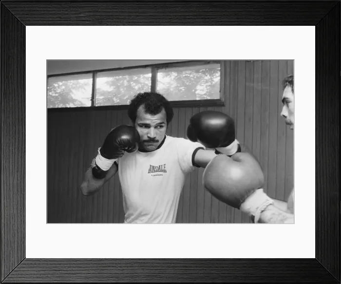 Framed Print : John Conteh vs Mate Parlov. WBC light-heavyweight title bout at Red Star Stadium