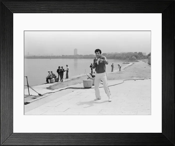 Framed Print : John Conteh vs Mate Parlov. WBC light-heavyweight title bout at Red Star Stadium