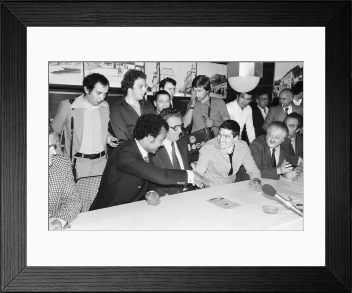 Framed Print : John Conteh vs Mate Parlov. WBC light-heavyweight title bout at Red Star Stadium