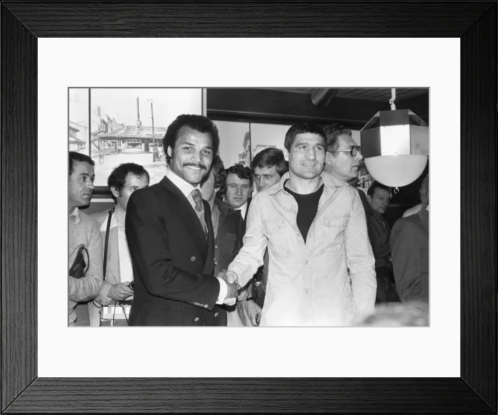 Framed Print : John Conteh vs Mate Parlov. WBC light-heavyweight title bout at Red Star Stadium