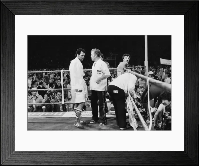 Framed Print : John Conteh vs Mate Parlov. WBC light-heavyweight title bout at Red Star Stadium Framed Print : John Conteh vs Mate Parlov. WBC light-heavyweight title bout at Red Star Stadium