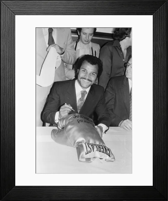 Framed Print : John Conteh vs Mate Parlov. WBC light-heavyweight title bout at Red Star Stadium