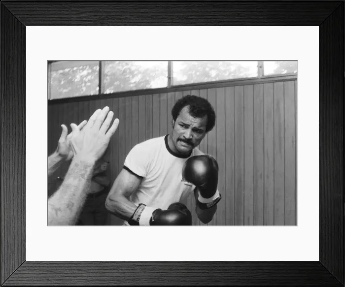 Framed Print : John Conteh vs Mate Parlov. WBC light-heavyweight title bout at Red Star Stadium