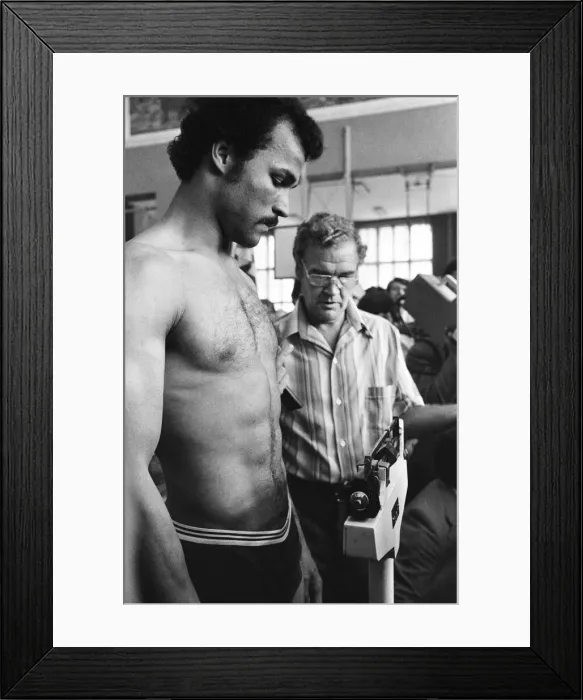 Framed Print : John Conteh vs Mate Parlov. WBC light-heavyweight title bout at Red Star Stadium