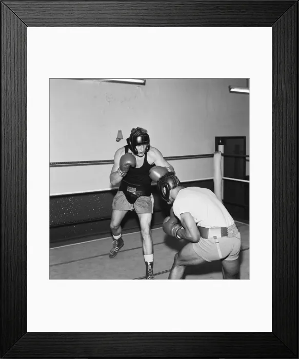Framed Print : Light heavyweight boxer John Conteh (right) sparring with Joe Bugner