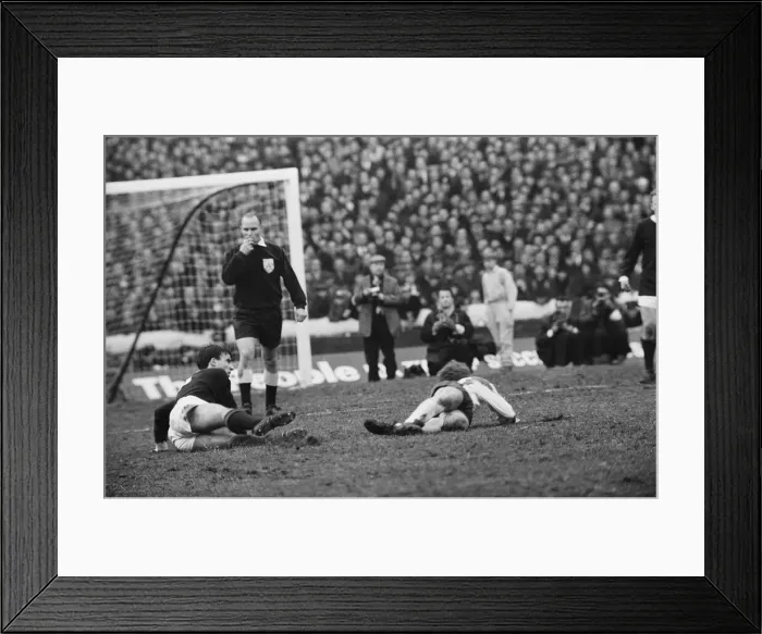 Framed Print : Scotland 1 v England 1. UEFA European Championship Group 8 match at Hampden Park