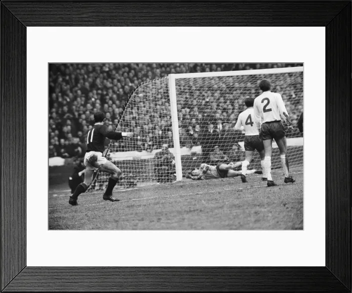Framed Print : Scotland 1 v England 1. UEFA European Championship Group 8 match at Hampden Park