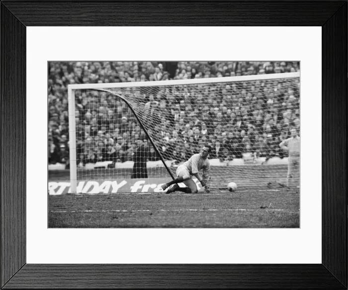 Framed Print : Scotland 1 v England 1. UEFA European Championship Group 8 match at Hampden Park