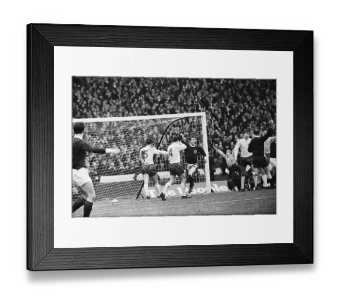 Framed Print : Scotland 1 v England 1. UEFA European Championship Group 8 match at Hampden Park