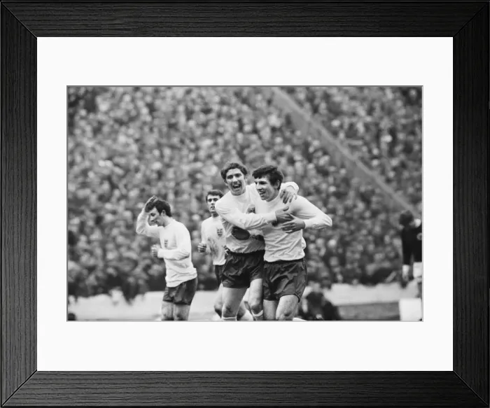 Framed Print : Scotland 1 v England 1. UEFA European Championship Group 8 match at Hampden Park