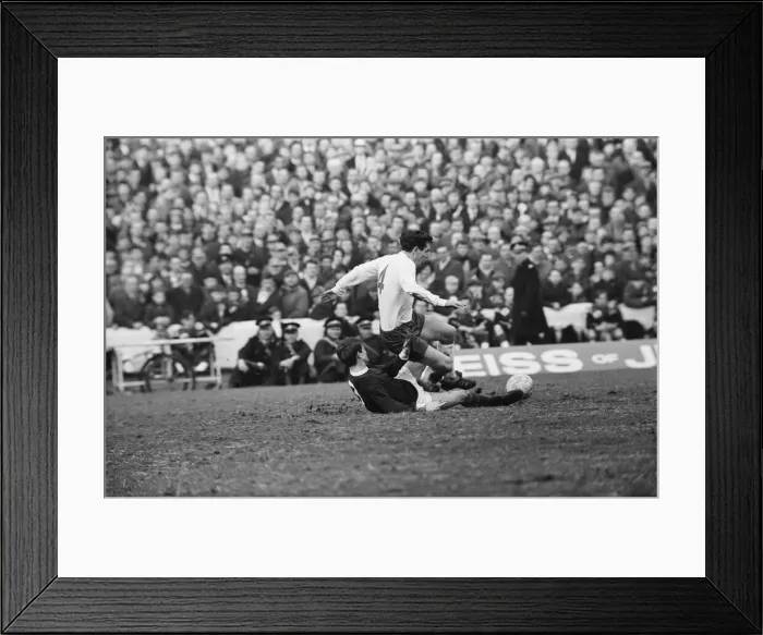 Framed Print : Scotland 1 v England 1. UEFA European Championship Group 8 match at Hampden Park
