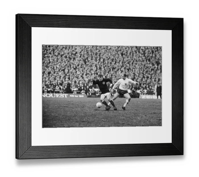 Framed Print : Scotland 1 v England 1. UEFA European Championship Group 8 match at Hampden Park
