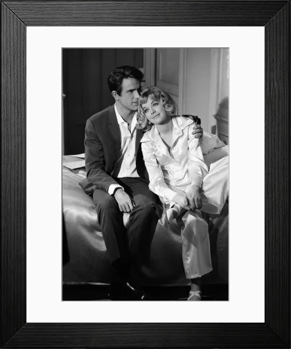 Framed Print : Susannah York and Warren Beatty on the set of Kaleidoscope Framed Print : Susannah York and Warren Beatty on the set of Kaleidoscope