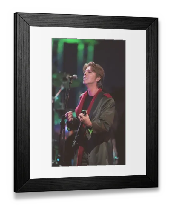 Framed Print : David Bowie performing at the Brit Awards, London Arena - 16th February 1999 Framed Print : David Bowie performing at the Brit Awards, London Arena - 16th February 1999
