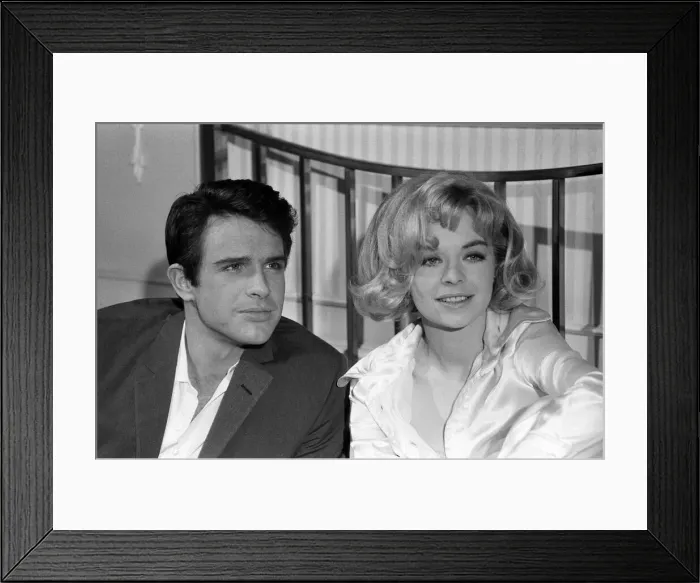 Framed Print : Susannah York and Warren Beatty on the set of Kaleidoscope Framed Print : Susannah York and Warren Beatty on the set of Kaleidoscope