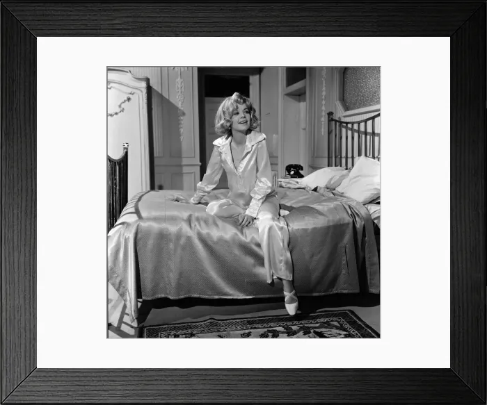 Framed Print : Susannah York on the set of Kaleidoscope'at Pinewood Studios, Buckinghamshire