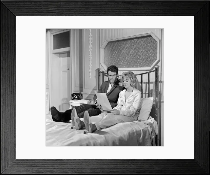 Framed Print : Susannah York and Warren Beatty on the set of Kaleidoscope Framed Print : Susannah York and Warren Beatty on the set of Kaleidoscope