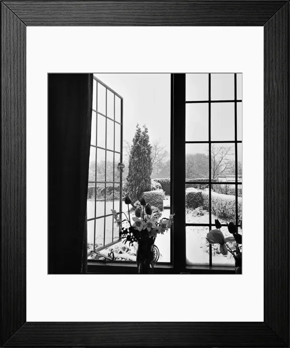 Framed Print : Snow in April. Snow scenes in Tadworth, Surrey. Tadworth is a large suburban Framed Print : Snow in April. Snow scenes in Tadworth, Surrey. Tadworth is a large suburban