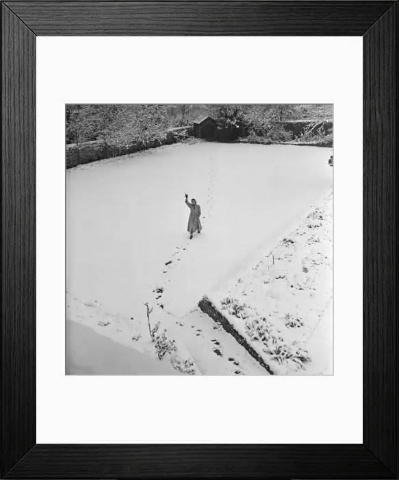 Framed Print : Snow in April. Snow scenes in Tadworth, Surrey. Tadworth is a large suburban Framed Print : Snow in April. Snow scenes in Tadworth, Surrey. Tadworth is a large suburban