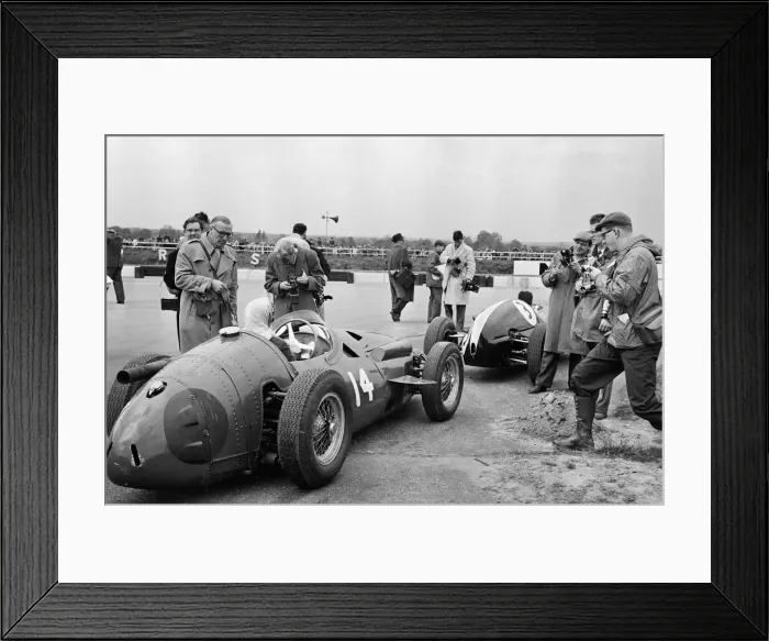 Framed Print : Maria Teresa de Filippis pictured in her Red Maserati 250F before she puts her crash