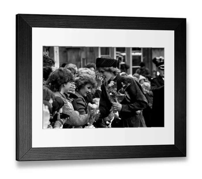 Framed Print : DIANA, THE PRINCESS OF WALES MEETING PEOPLE IN CARLISLE 1993 Framed Print : DIANA, THE PRINCESS OF WALES MEETING PEOPLE IN CARLISLE 1993