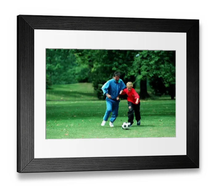 Framed Print : PHOTOSHOOT OF GEORGE BEST SITTING IN PARK WITH SON CALLUM BEST - 93 / 7487 Framed Print : PHOTOSHOOT OF GEORGE BEST SITTING IN PARK WITH SON CALLUM BEST - 93 / 7487