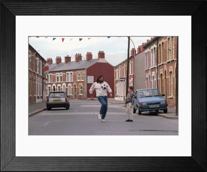 Framed Print : GEORGE BEST GOES HOME. SEPT 90-7985 www. expresspictures Framed Print : GEORGE BEST GOES HOME. SEPT 90-7985 www. expresspictures