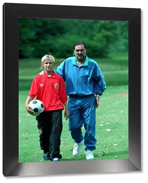 PHOTOSHOOT OF GEORGE BEST SITTING IN PARK WITH SON CALUM BEST - 93  /  7487 www