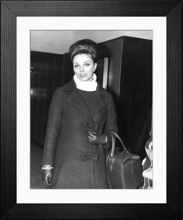 Framed Print : Joan Collins at London Airport - December 1961 Framed Print : Joan Collins at London Airport - December 1961