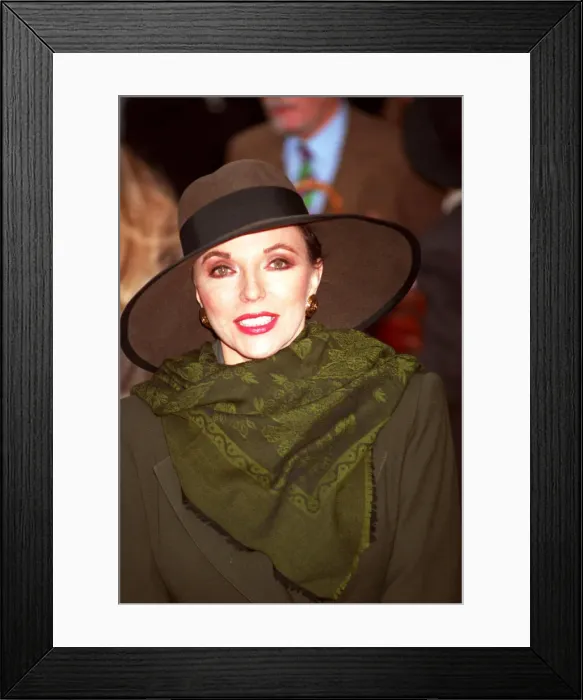 Framed Print : JOAN COLLINS AT LORD OLIVIER MEMORIAL SERVICE AT WESTMINSTER ABBEY, LONDON - 20 / 10 / 1989 Framed Print : JOAN COLLINS AT LORD OLIVIER MEMORIAL SERVICE AT WESTMINSTER ABBEY, LONDON - 20 / 10 / 1989