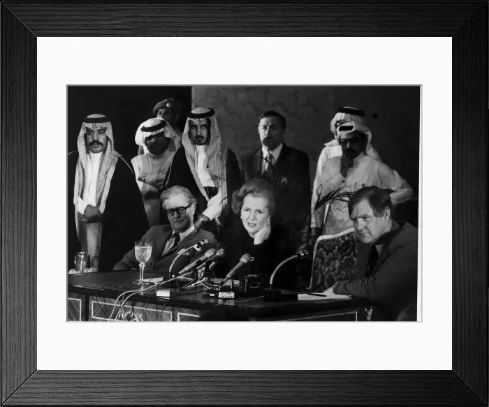 Framed Print : Margaret Thatcher with Douglas Hurd and Bernard Ingham at press conference in Riyadh