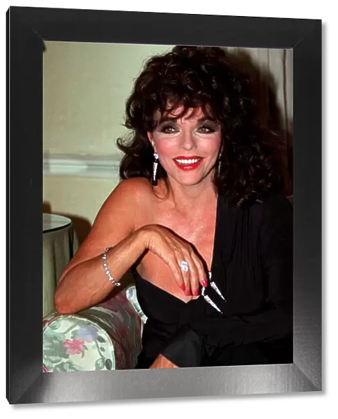 JOAN COLLINS IN PHOTOCALL 13  /  06  /  1989