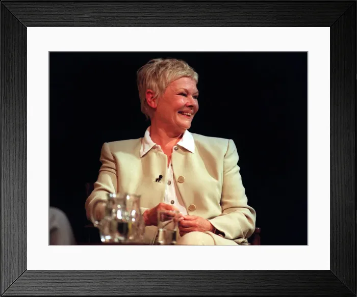 Framed Print : Dame Judi Dench on stage at the Apollo Theatre, London - 31 March 1999 Framed Print : Dame Judi Dench on stage at the Apollo Theatre, London - 31 March 1999