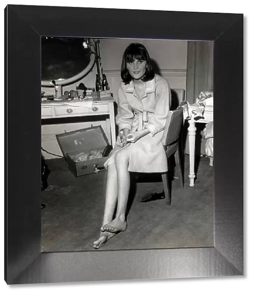 SANDIE SHAW SINGER IN A ROOM AT THE SAVOY, LONDON - 01  /  11  /  1965