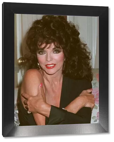JOAN COLLINS IN PHOTOCAL 13  /  06  /  1989