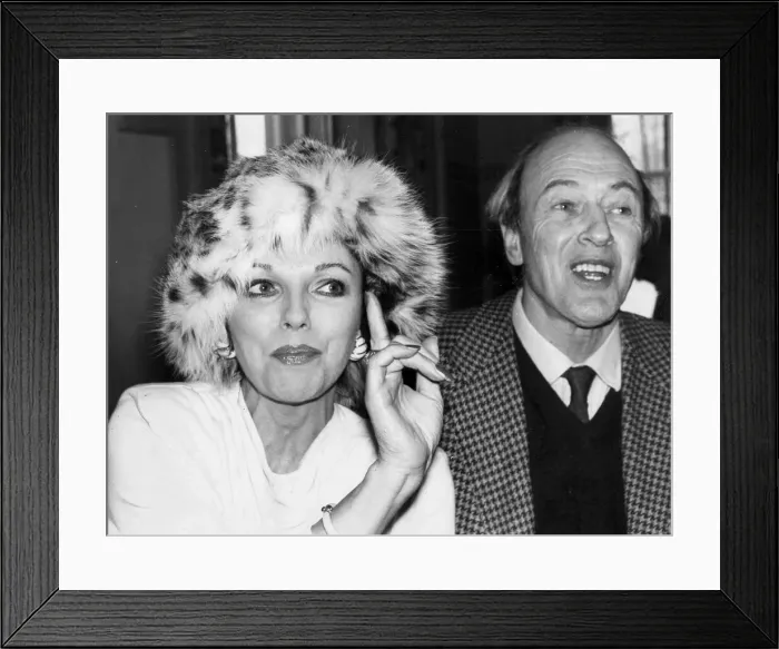 Framed Print : Joan Collins wearing fur hat with Roald Dahl at TV press conference - March 1979 Framed Print : Joan Collins wearing fur hat with Roald Dahl at TV press conference - March 1979