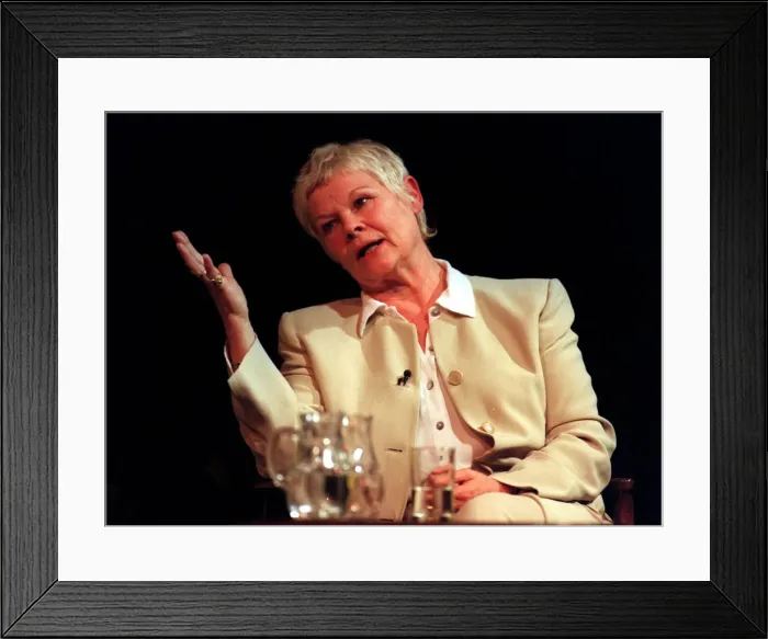 Framed Print : Dame Judi Dench on stage at the Apollo Theatre, London - 31 March 1999 Framed Print : Dame Judi Dench on stage at the Apollo Theatre, London - 31 March 1999