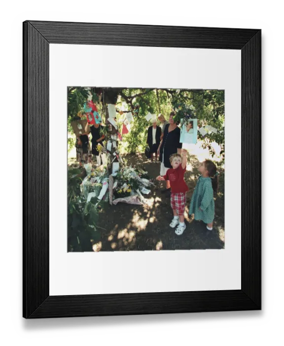 Framed Print : PRINCESS DIANAs DEATH. KENSINGTON PALACE GARDENS - 08  /  09  /  1997
