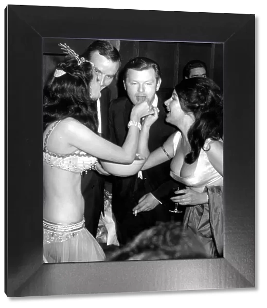 BENNY HILL AT A PARTY - 10  /  05  /  1965