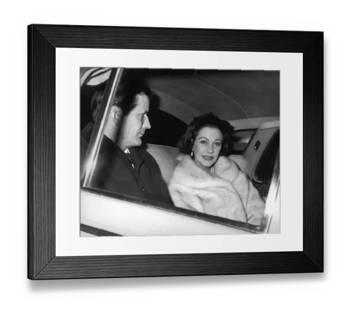 Framed Print : JOHN MERIVALE WITH VIVIEN LEIGH DRIVEN AWAY FROM OPERA - 19TH FEBRUARY 1965