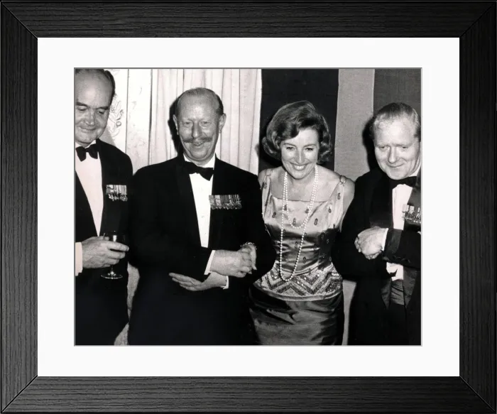 Framed Print : VERA LYNN AT THE DORCHESTER HOTEL IN PARK LANE, LONDON - 10 / 10 / 1965 Framed Print : VERA LYNN AT THE DORCHESTER HOTEL IN PARK LANE, LONDON - 10 / 10 / 1965