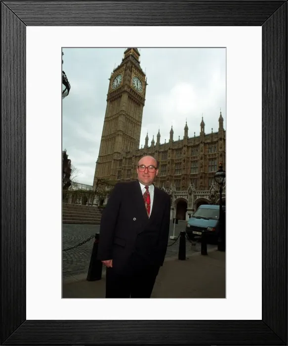 Framed Print : JOHN SMITH STANDING OUTSIDE HOUSES OF PARLIAMENT 15 / 04 / 1992 Framed Print : JOHN SMITH STANDING OUTSIDE HOUSES OF PARLIAMENT 15 / 04 / 1992