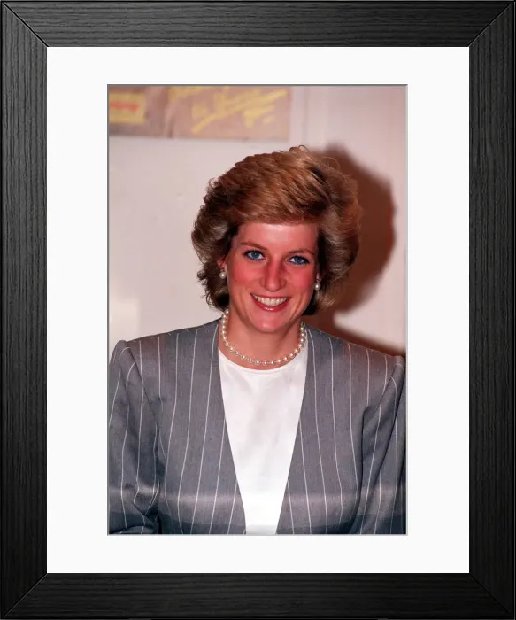 Framed Print : Diana, Princess of Wales pictured at a London charity presentation - 1989 Framed Print : Diana, Princess of Wales pictured at a London charity presentation - 1989