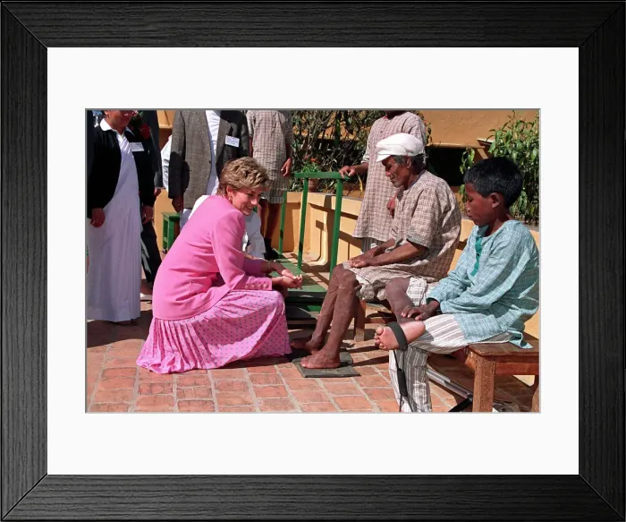 Framed Print : PRINCESS OF WALES AT LEPROSY HOSPITAL DURING VISIT TO NEPAL 1993
