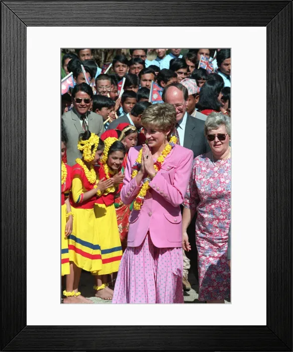Framed Print : PRINCESS OF WALES AND BARONESS LYNDA CHALKER DURING VISIT TO NEPAL 1993 Framed Print : PRINCESS OF WALES AND BARONESS LYNDA CHALKER DURING VISIT TO NEPAL 1993
