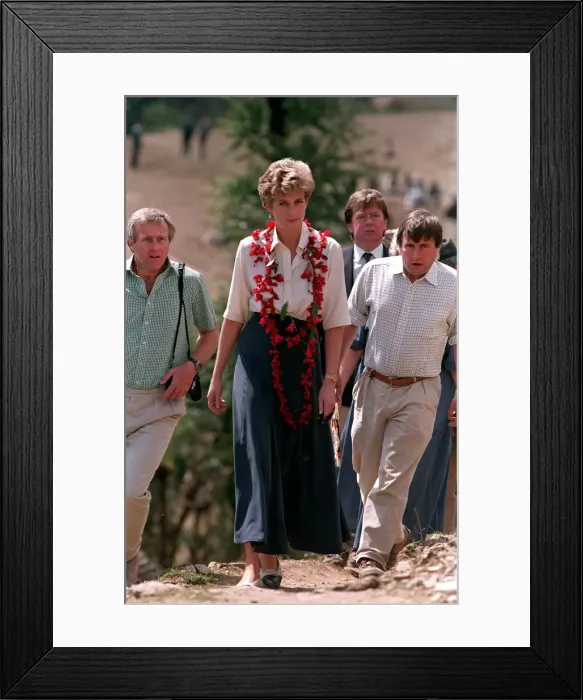 Framed Print : PRINCESS OF WALES DURING VISIT TO NEPAL - MARCH 1993 Framed Print : PRINCESS OF WALES DURING VISIT TO NEPAL - MARCH 1993