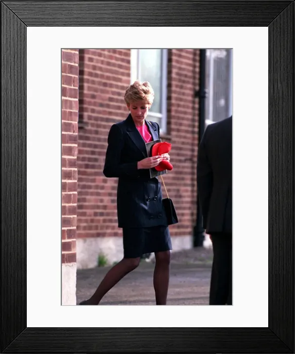 Framed Print : PRINCESS OF WALES IN STREET LEAVING THE RED CROSS CENTRE IN NORTH LONDON - 1993 Framed Print : PRINCESS OF WALES IN STREET LEAVING THE RED CROSS CENTRE IN NORTH LONDON - 1993